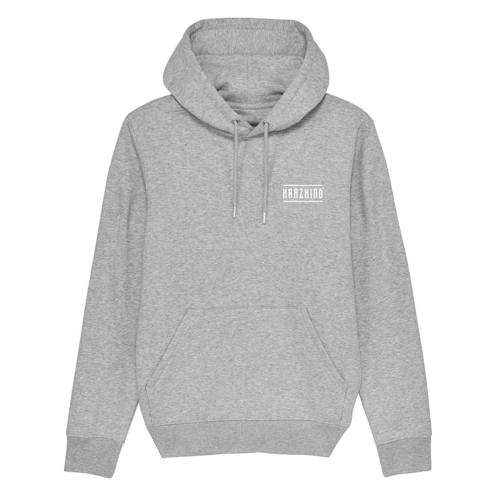 Harz Hoodie in Heather Grey mit kleinem weißen HARZKIND-Logo auf der linken Brust. Nachhaltig, Fair Wear & OEKO-TEX zertifiziert, pro Kauf ein Baum im Harz.