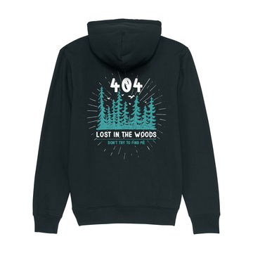 Harz Hoodie in schwarz mit türkis-weißem Backprint: illustrierte Tannen und Text „404 – Lost in the woods – Don’t try to find me“. Nachhaltig produziert, Fair Wear & OEKO-TEX zertifiziert, pro Kauf ein Baum im Harz.
