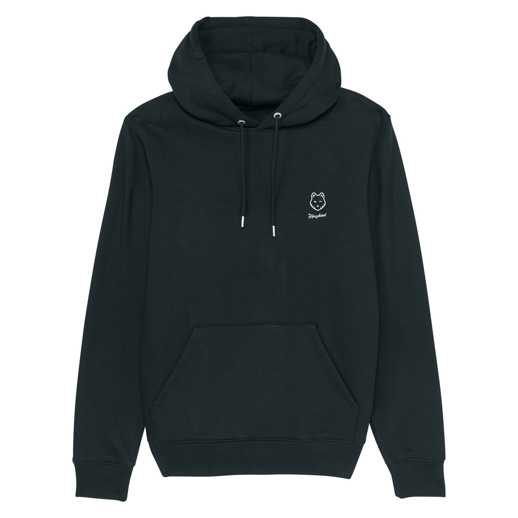 Harz Hoodie in Schwarz mit kleinem weißen HARZKIND-Logo auf der linken Brust. Nachhaltig produziert, Fair Wear & OEKO-TEX zertifiziert, pro Kauf ein Baum im Harz.